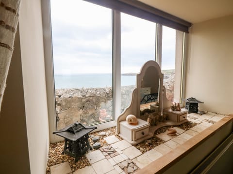 Cottage | Private kitchen | Fridge, microwave, stovetop, electric kettle