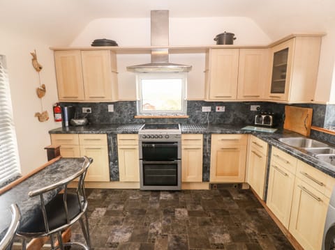 Cottage | Private kitchen | Fridge, microwave, stovetop, electric kettle
