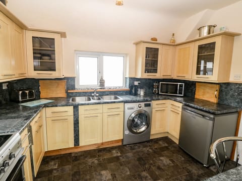 Cottage | Private kitchen | Fridge, microwave, stovetop, electric kettle