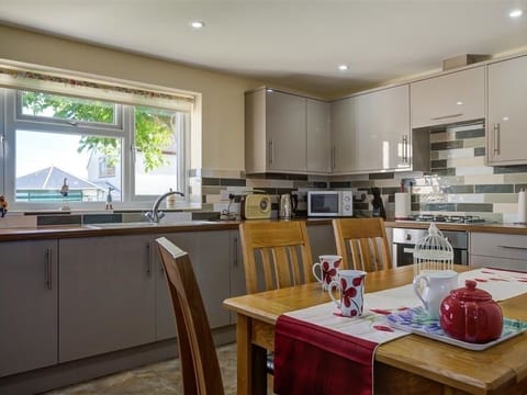 Cottage | Private kitchen | Fridge, microwave, stovetop, dishwasher