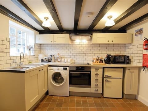 Cottage | Private kitchen | Fridge, microwave, stovetop, cookware/dishes/utensils