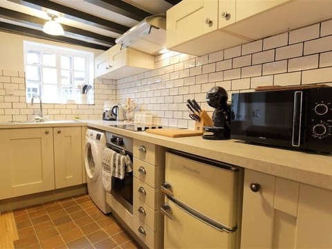 Cottage | Private kitchen | Fridge, microwave, stovetop, cookware/dishes/utensils