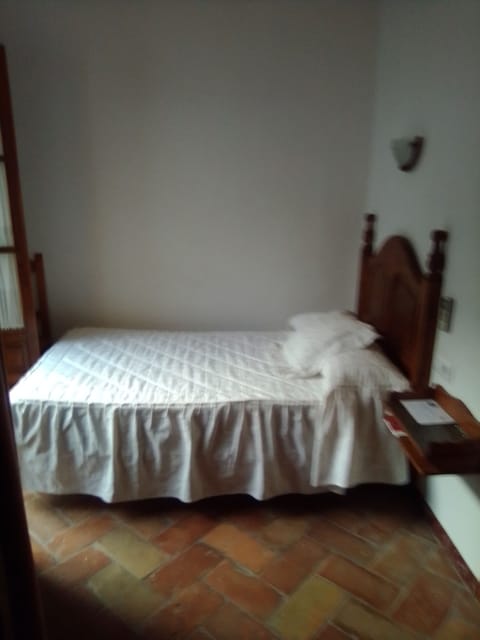 Single Room | Iron/ironing board, free WiFi, bed sheets