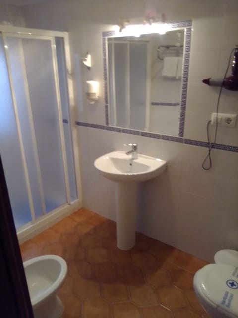 Triple Room | Bathroom | Free toiletries, hair dryer, towels