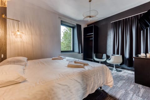 Double Room | Soundproofing, free cribs/infant beds, free WiFi, bed sheets