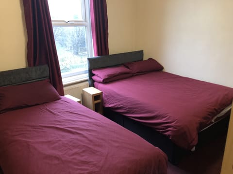 Triple Room | Desk, free WiFi, bed sheets