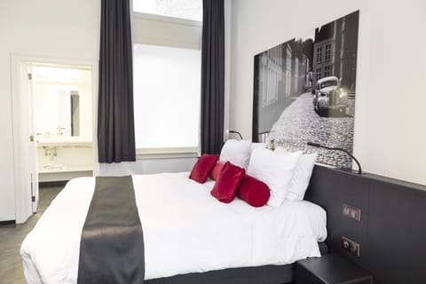 Minibar, in-room safe, desk, laptop workspace