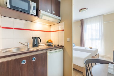 Twin Studio | Private kitchen | Fridge, microwave, stovetop, dishwasher