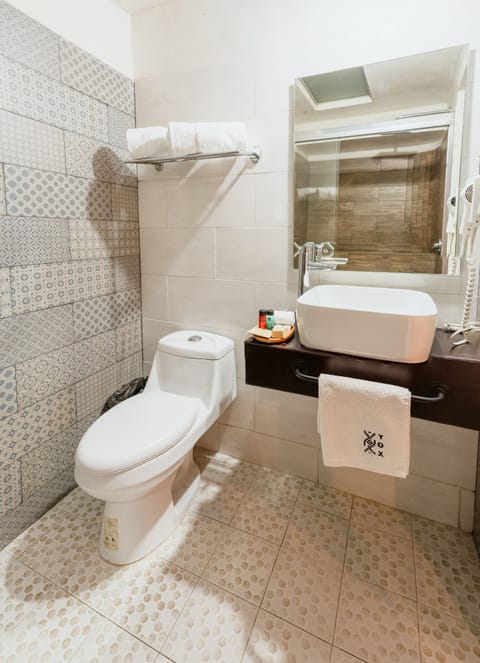 Deluxe Double Room | Bathroom | Free toiletries, hair dryer, towels, soap