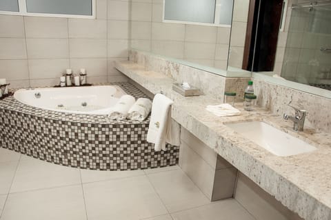 Premium Suite | Bathroom | Free toiletries, hair dryer, towels