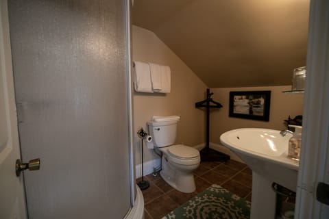 The Nauvoo Room, 1 King Bed | Bathroom | Free toiletries, hair dryer, towels, soap