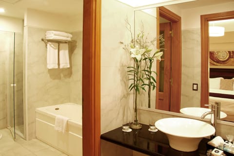 Deluxe Suite, 1 King Bed, Lake View | Bathroom | Bidet, towels