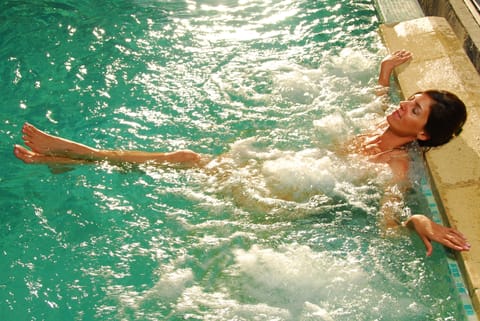 Indoor pool, sun loungers