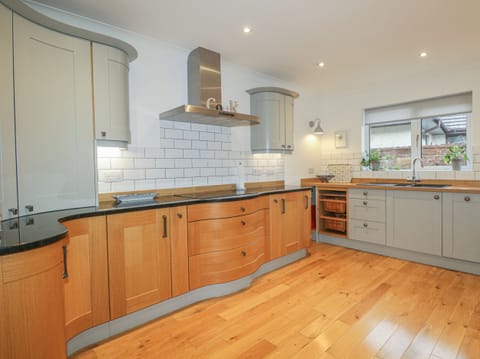 Cottage | Private kitchen | Fridge, microwave, stovetop, dishwasher