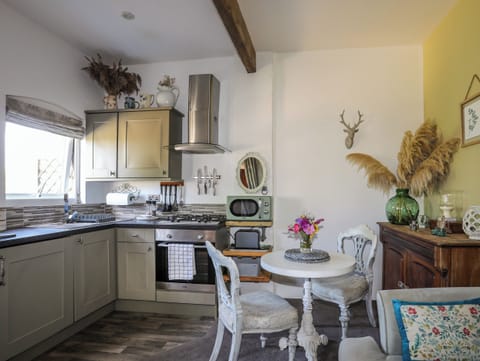 Cottage | Private kitchen | Stovetop, cookware/dishes/utensils