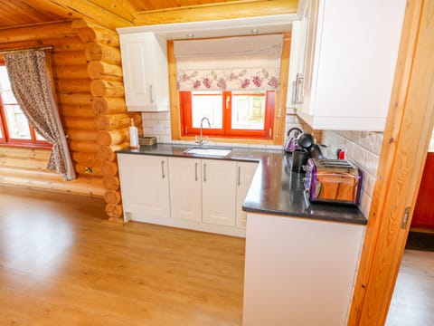 Cottage | Private kitchen | Fridge, microwave, stovetop, dishwasher