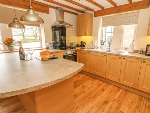 Cottage | Private kitchen | Fridge, stovetop, cookware/dishes/utensils