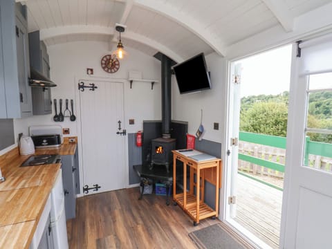 Cottage | Private kitchen | Fridge, oven, stovetop, electric kettle