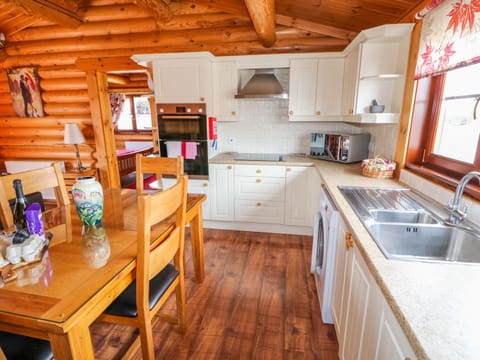 Cottage | Private kitchen | Dishwasher, highchair, cookware/dishes/utensils