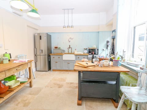 Cottage | Private kitchen | Microwave, stovetop, dishwasher, electric kettle