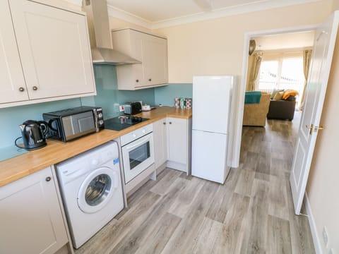 Cottage | Private kitchen | Microwave, stovetop, cookware/dishes/utensils