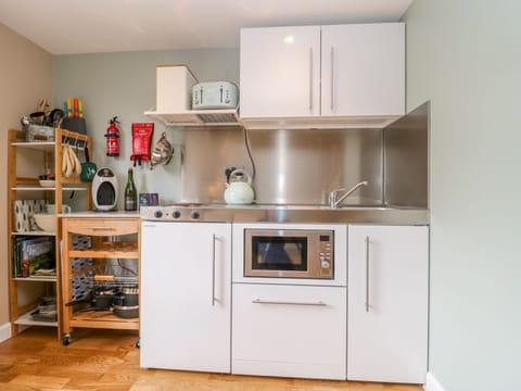 Cottage | Private kitchen | Fridge, stovetop, dishwasher, electric kettle