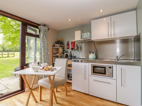 Cottage | Private kitchen | Fridge, stovetop, dishwasher, electric kettle