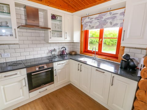 Cottage | Private kitchen | Fridge, microwave, stovetop, dishwasher