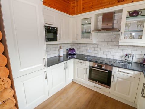 Cottage | Private kitchen | Fridge, microwave, stovetop, dishwasher