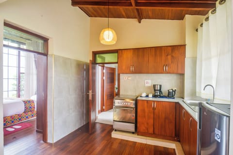 Family Cottage, 2 Bedrooms, Non Smoking, Mountain View | Private kitchen | Coffee/tea maker, electric kettle