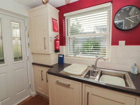 Cottage | Private kitchen | Microwave, stovetop, dishwasher, electric kettle