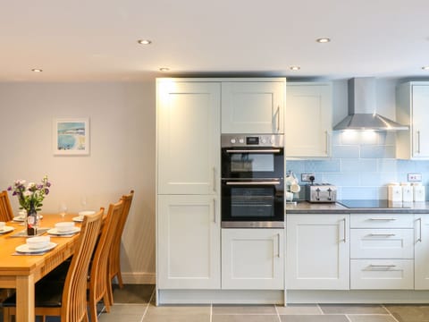Cottage | Private kitchen | Stovetop, dishwasher, electric kettle, highchair
