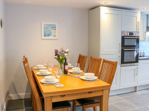 Cottage | Private kitchen | Stovetop, dishwasher, electric kettle, highchair