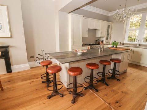 Cottage | Private kitchen | Dishwasher, cookware/dishes/utensils