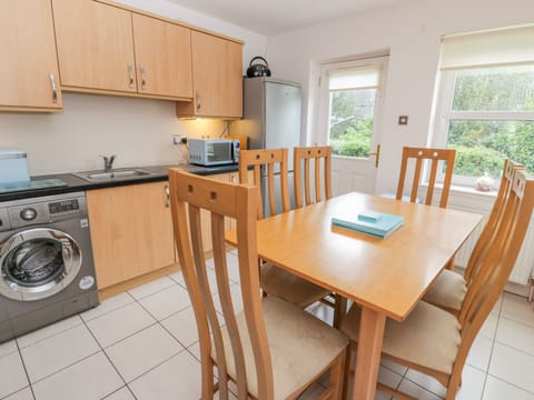 Cottage | Private kitchen | Microwave, stovetop, dishwasher, highchair