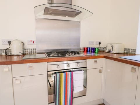 Cottage | Private kitchen | Fridge, microwave, stovetop, dishwasher