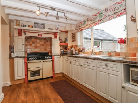 Cottage | Private kitchen | Microwave, stovetop, electric kettle, toaster