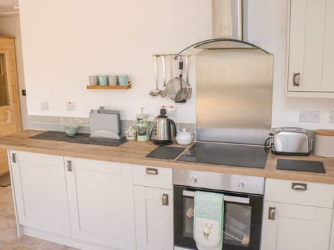 Cottage | Private kitchen | Stovetop, dishwasher, cookware/dishes/utensils