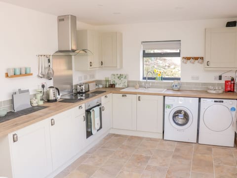 Cottage | Private kitchen | Stovetop, dishwasher, cookware/dishes/utensils