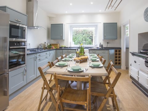 Cottage | Private kitchen | Microwave, oven, stovetop, dishwasher