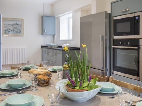 Cottage | Private kitchen | Microwave, oven, stovetop, dishwasher