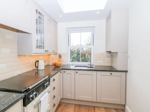 Cottage | Private kitchen | Fridge, stovetop, dishwasher, highchair