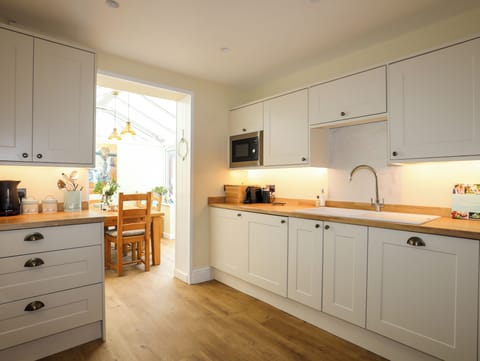 Cottage | Private kitchen | Fridge, microwave, stovetop, dishwasher