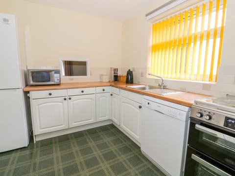 Cottage | Private kitchen | Fridge, dishwasher, electric kettle, toaster