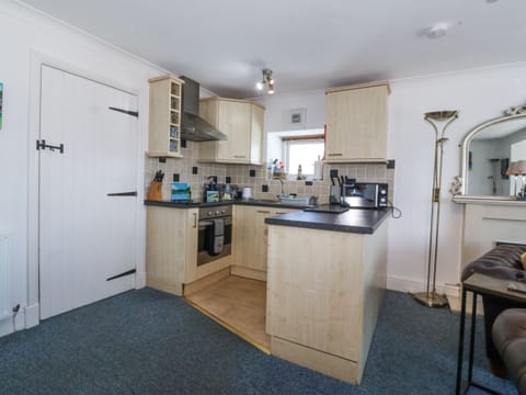 Cottage | Private kitchen | Fridge, microwave, stovetop, dishwasher