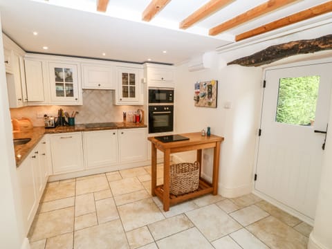Cottage | Private kitchen | Dishwasher, cookware/dishes/utensils