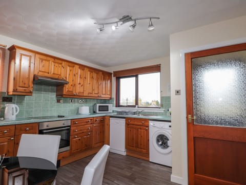 Cottage | Private kitchen | Microwave, stovetop, dishwasher, electric kettle