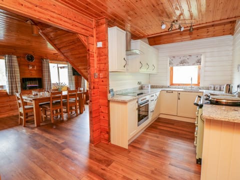 Cottage | Private kitchen | Dishwasher, cookware/dishes/utensils