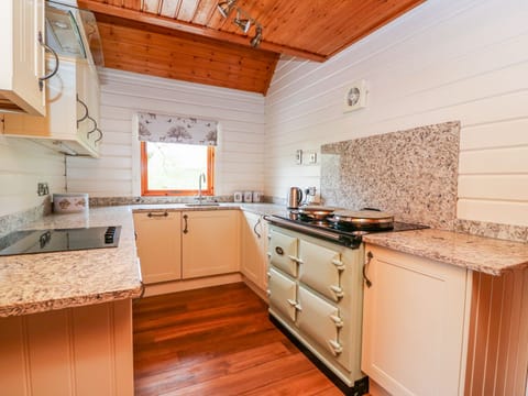 Cottage | Private kitchen | Dishwasher, cookware/dishes/utensils