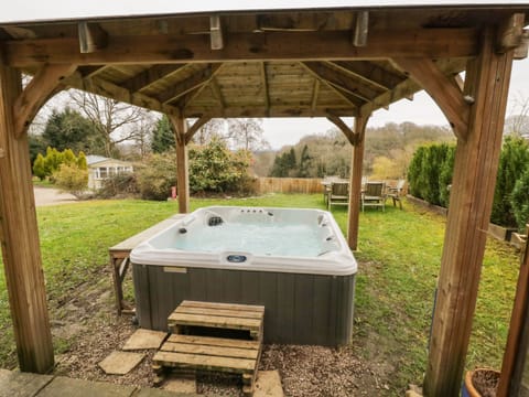 Cottage | Outdoor spa tub